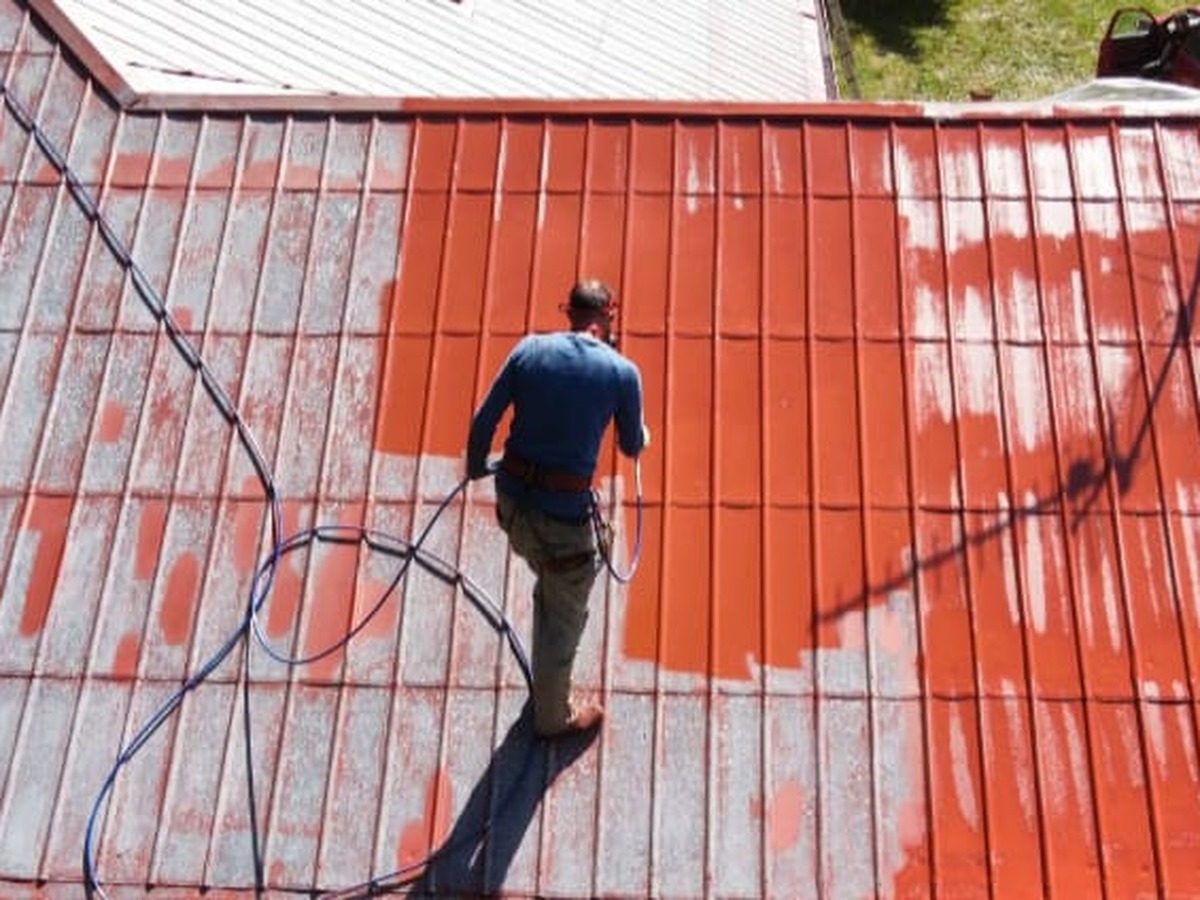 Renovace střešní krytiny rodinného domu — ochranný nátěr tašek v Praze