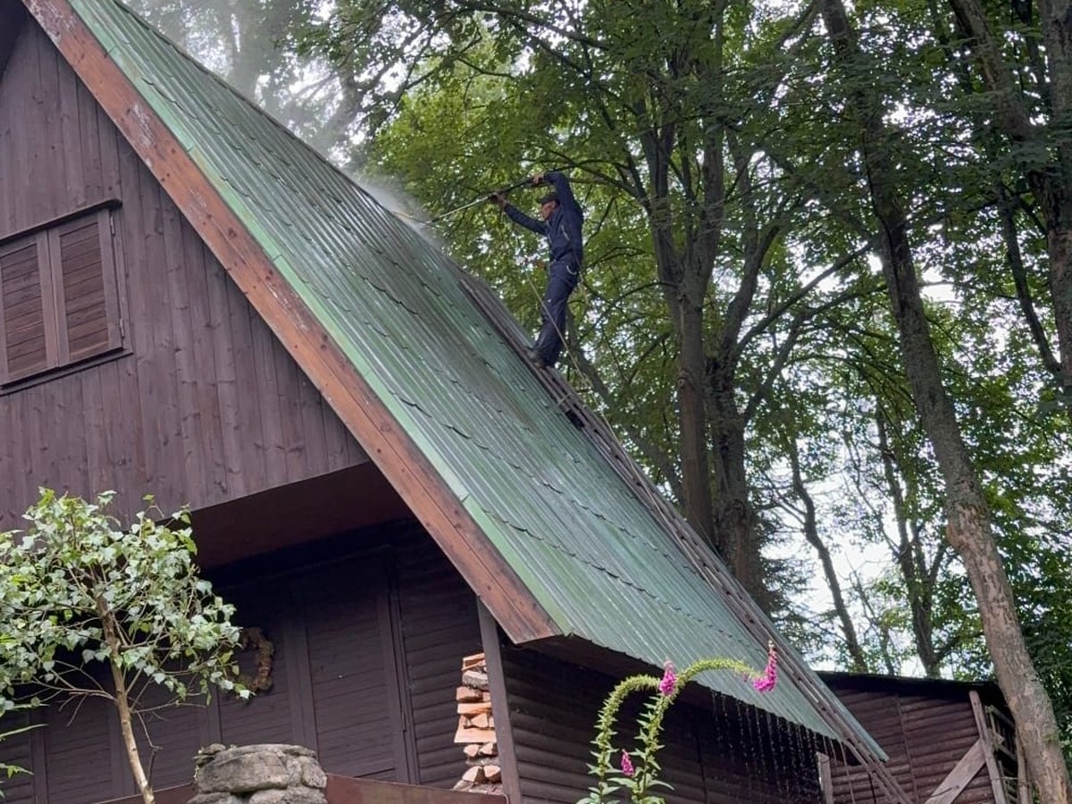Renovace střešní krytiny rodinného domu — ochranný nátěr tašek v Praze