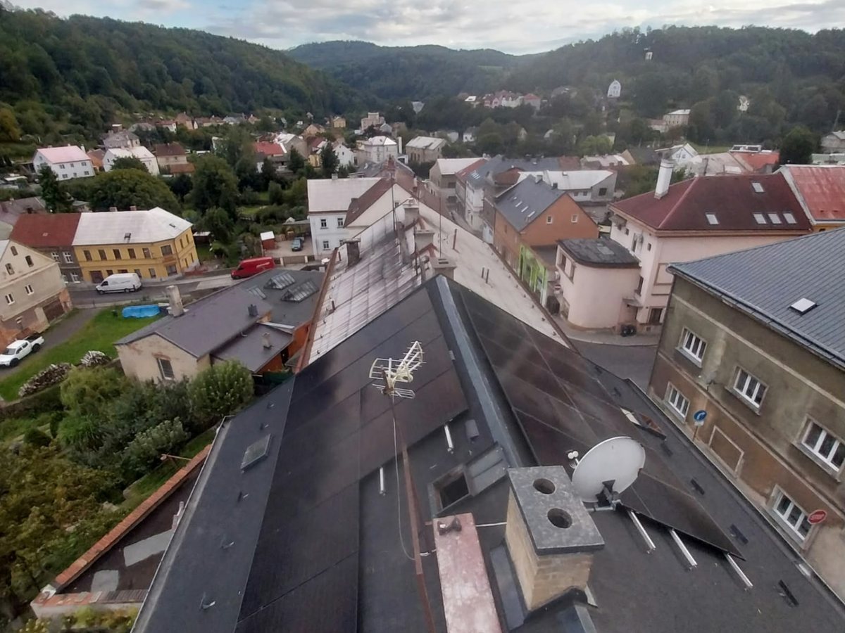 Letecký pohled na dokončenou novou střechu městského domu nad centrem obce